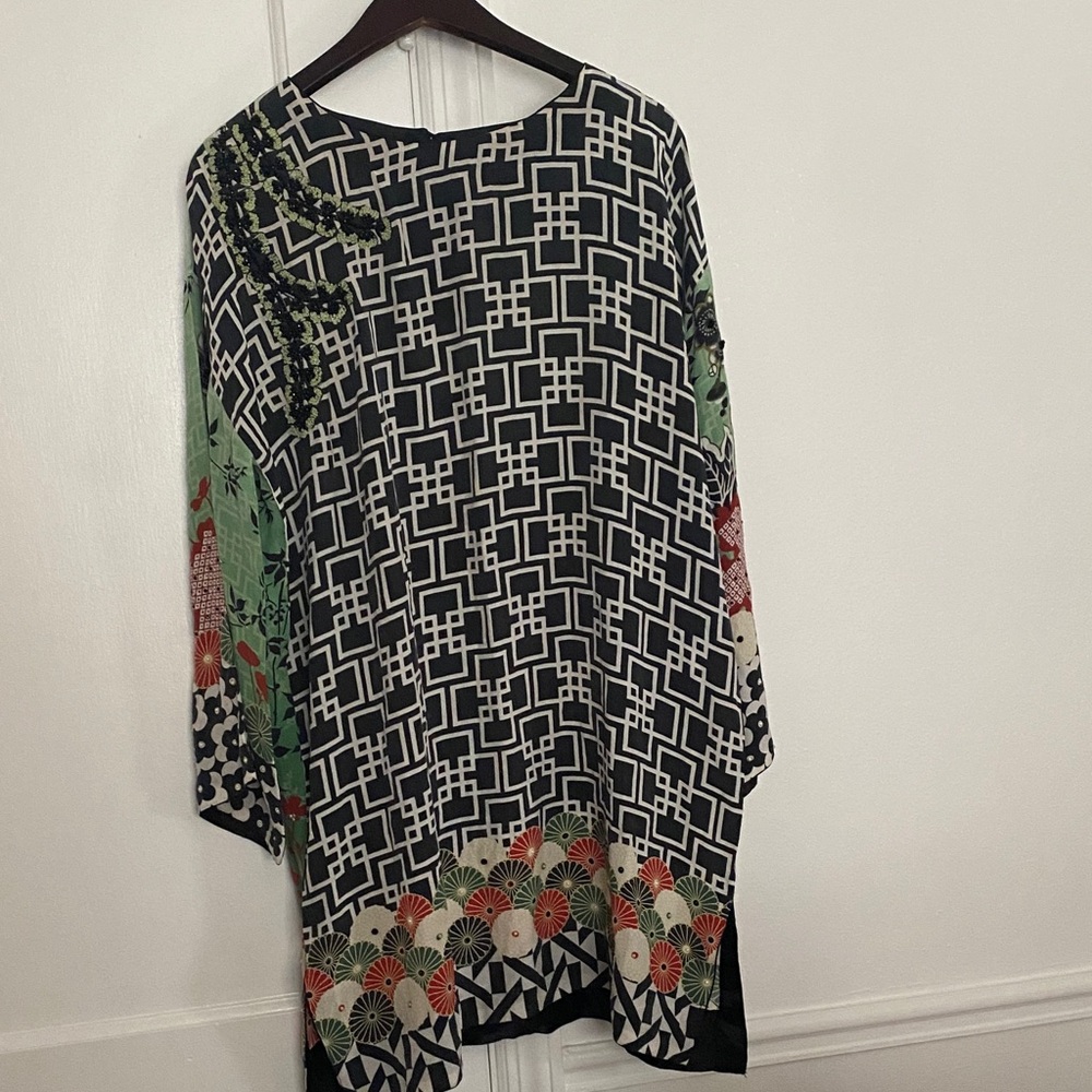 Sapphire Medium Black, White, and Green Women's Top